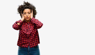 Kulakları rahatsız edici gürültü, görmezden kapsayan güzel Arap kadın takılan kulak işitme ses önlemek için. Gürültülü müzik bir sorundur.