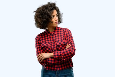 Güzel Arap kadın sinirli ve öfkeli olumsuz duygu, biriyle rahatsız ifade