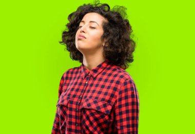 Uykulu ifade, çok çalıştırılıyordu ve yorgun güzel Arap kadınla