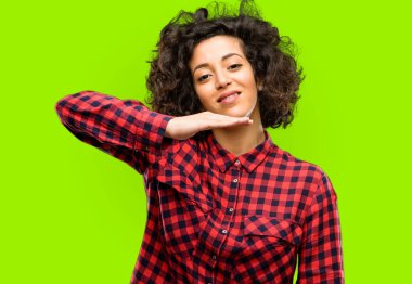 Bir şey, boyut kavramı tutan güzel Arap kadın