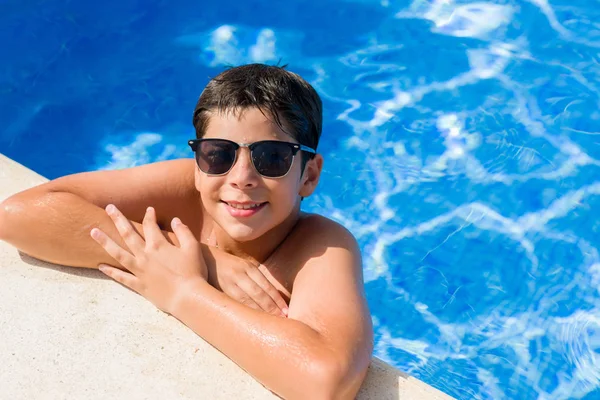 Kleines Kind Urlaub Pool Strand Mit Einem Glücklichen Gesicht Stehend — Stockfoto