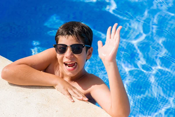 Παιδί Στις Διακοπές Στην Πισίνα Από Την Έκφραση Πολύ Χαρούμενος — Φωτογραφία Αρχείου