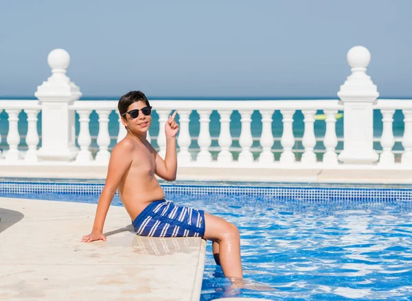 Criança Férias Piscina Junto Praia Surpreendida Com Uma Ideia Pergunta — Fotografia de Stock