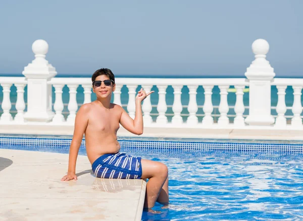 Criança Férias Piscina Junto Praia Muito Feliz Apontando Com Mão — Fotografia de Stock