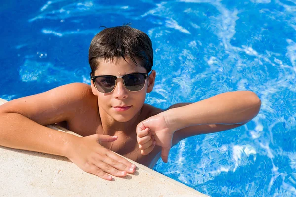 怒った顔 ダウン親指で嫌悪感を示すマイナス記号 拒絶反応の概念とビーチでのスイミング プールで休日に若い子 — ストック写真