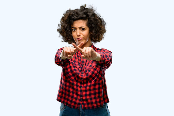 Красивая арабская женщина раздражена плохим отношением, делая знак "стоп" рукой, говоря "нет", выражая безопасность, защиту или ограничение, возможно, толкая
