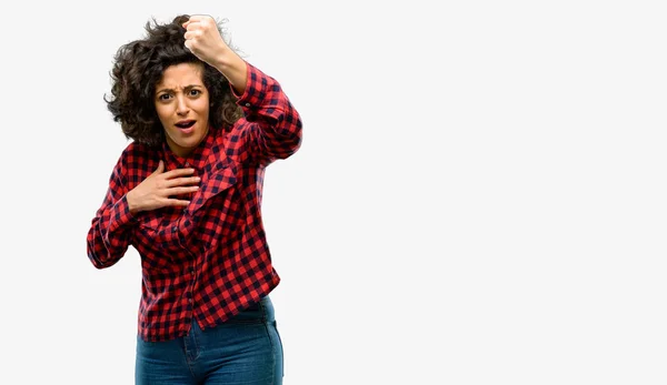 Mooie Arabische Vrouw Geïrriteerd Boos Het Uiten Van Negatieve Emotie — Stockfoto