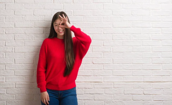 Junge Chinesin Über Ziegelmauer Macht Geste Mit Der Hand Lächelnd — Stockfoto