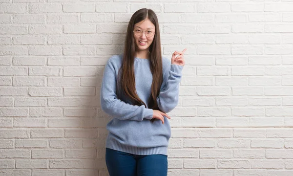 Mulher Jovem Chinise Sobre Parede Tijolo Branco Com Grande Sorriso — Fotografia de Stock