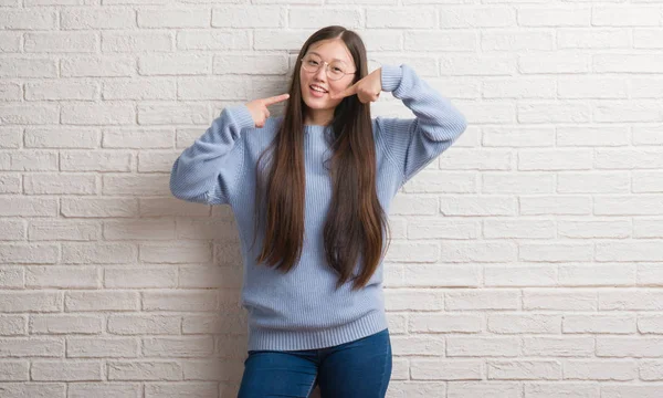 Young Chinise Vrouw Witte Bakstenen Muur Glimlachend Vertrouwen Tonen Wijzen — Stockfoto