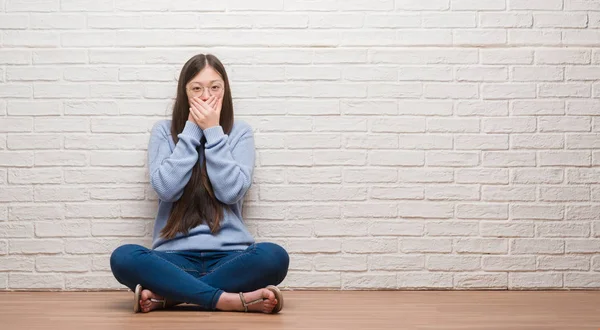 Jonge Chinese Vrouw Zittend Vloer Bakstenen Muur Geschokt Mond Met — Stockfoto