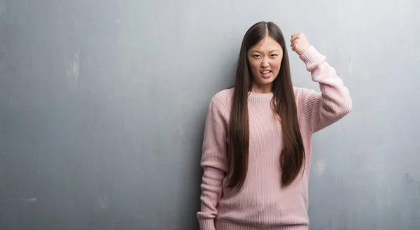 Mulher Chinesa Jovem Sobre Parede Cinza Irritado Louco Levantando Punho — Fotografia de Stock
