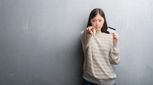 Giovane Donna Cinese Sopra Parete Grigia Con Carta Credito Puntata — Foto Stock