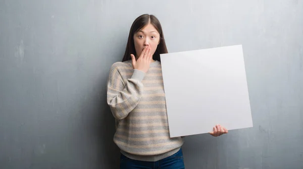 Unga Kinesiska Kvinnan Över Grå Väggen Håller Banner Täcka Munnen — Stockfoto