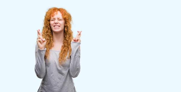 Mujer Pelirroja Joven Sonriendo Cruzando Los Dedos Con Esperanza Los — Foto de Stock