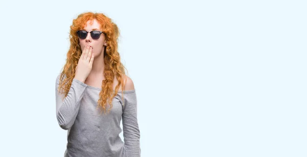 年轻的红头发的妇女戴着太阳镜捂着嘴用手震惊的错误 表达恐惧 害怕沉默 秘密概念 — 图库照片