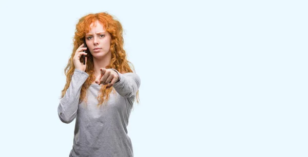 Молодая Рыжая Женщина Говорит Телефону Указывая Пальцем Камеру Знак Руки — стоковое фото