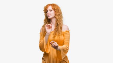 Genç Kızıl saçlı kadın tiksinti ifadesi, memnun ve korkulu tiksinti yüz yapıyorsun çünkü nefret tepki. Elleriyle kaldırdı. Sinir bozucu kavramı.