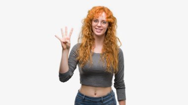 Gösterilen ve parmakları ile işaret genç Kızıl saçlı kadın kendinden emin ve mutlu gülümseyerek süre dört numara.
