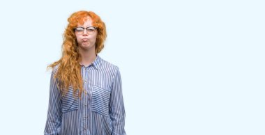 Genç redhead bussines kadın komik surat ile yanakları şişirme. Ağız ile hava, deli ifade şişirilmiş.