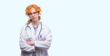 Doktor Tekdüzen şüpheci ve sinir, onaylamayan ifade yüz çapraz kolları üzerinde giyen genç Kızıl saçlı kadın. Negatif kişi.
