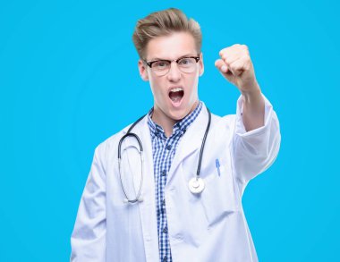 Genç yakışıklı sarışın doktor öfke, çılgın ve yükseltilmiş eliyle diye bağıran ile rahatsız ve hayal kırıklığına uğramış öfke kavramı bağırarak