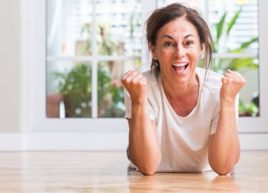 Duygu tezahürat gurur çığlık ve zafer ve başarı çok heyecanlı, kutluyor kadın orta yaşlı