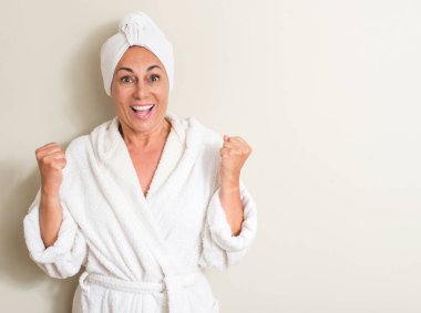 Güzel orta yaş kadın, ıslak saç gurur çığlık bir havlu giyen ve kutluyor zafer ve başarı çok heyecanlı, duygu tezahürat