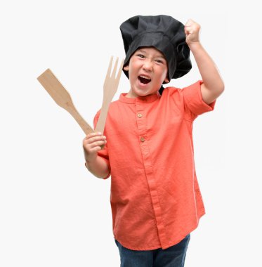 Şef Tekdüzen rahatsız ve hayal kırıklığına uğramış bağırarak öfkeyle, çılgın ve yükseltilmiş el, öfke kavramı ile diye bağıran giyen koyu saçlı küçük çocuk