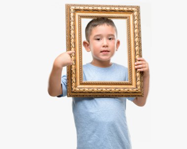 Koyu saçlı küçük çocuk çerçeve çok mutlu el ve parmak ile işaret tutan