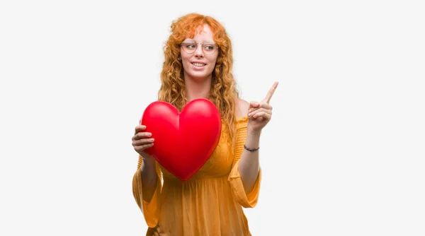 Kırmızı Kalp Çok Mutlu Parmak Ile Tarafına Işaret Tutan Aşık — Stok fotoğraf