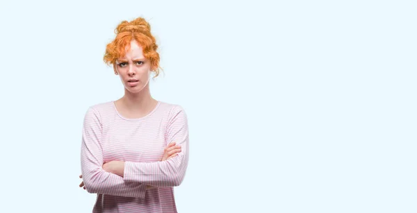 Mulher Ruiva Jovem Cético Nervoso Desaprovando Expressão Rosto Com Braços — Fotografia de Stock