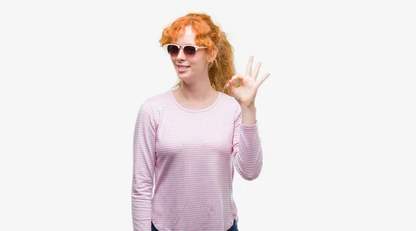 Junge Rothaarige Frau Mit Sonnenbrille Tut Zeichen Mit Fingern Ausgezeichnetes — Stockfoto