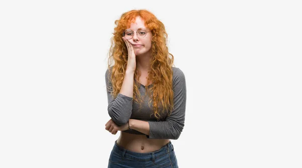 赤毛の若い女性の思考が探している疲れや交差腕を持つうつ病問題と退屈 — ストック写真