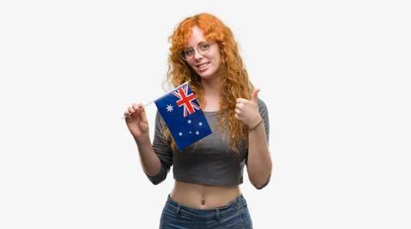 Unga Rödhårig Kvinna Anläggning Flagga Australien Nöjd Med Stort Leende — Stockfoto