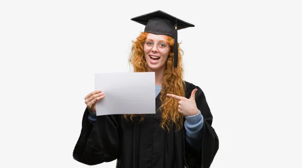 Unga Rödhårig Kvinna Bär Graduate Uniform Holding Grad Mycket Glad — Stockfoto