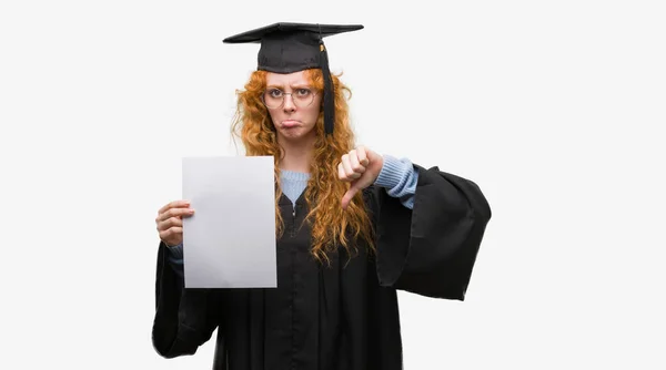 Jonge Roodharige Vrouw Dragen Afgestudeerde Uniform Holding Graad Met Boos — Stockfoto