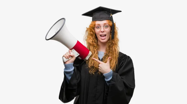 Joven Estudiante Pelirroja Vistiendo Uniforme Graduado Sosteniendo Megáfono Muy Feliz — Foto de Stock