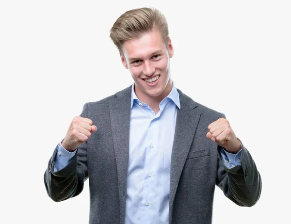 Mladý Pohledný Blond Obchodní Muž Velmi Šťastný Nadšený Dělá Vítěze — Stock fotografie