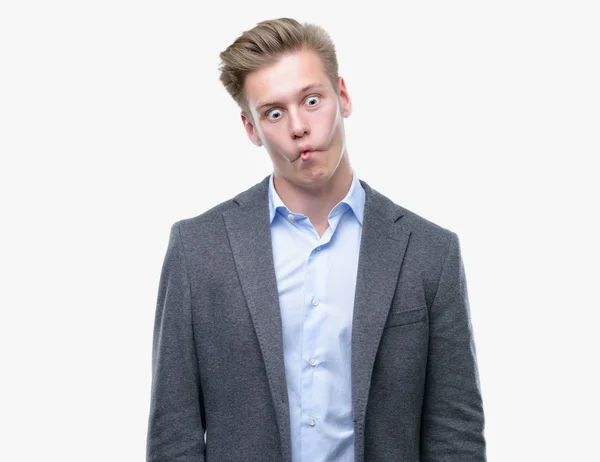 Ung Vacker Blond Business Man Gör Fisk Ansikte Med Läppar — Stockfoto