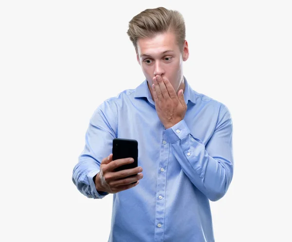 Jeune Homme Blond Beau Utilisant Bouche Couverture Smartphone Avec Main — Photo