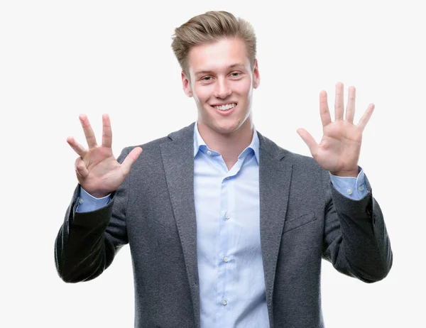 Молодий Красивий Блондин Бізнесмен Показує Вказує Пальцями Номер Дев Ять — стокове фото
