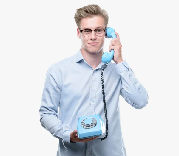 Jeune Homme Blond Beau Tenant Téléphone Vintage Avec Une Expression — Photo