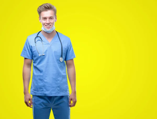 Joven Guapo Médico Rubio Con Una Cara Feliz Pie Sonriendo — Foto de Stock