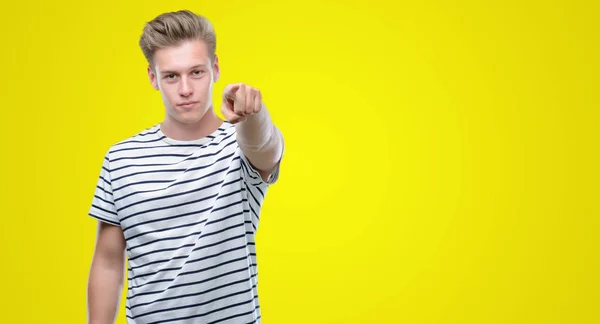 Homem Loiro Bonito Jovem Vestindo Listras Marinheiro Shirt Apontando Com — Fotografia de Stock