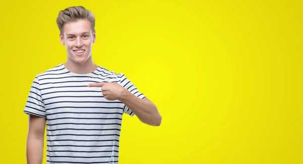 Jovem Homem Loiro Bonito Vestindo Listras Marinheiro Shirt Com Rosto — Fotografia de Stock