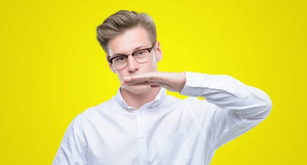 Homem Loiro Bonito Jovem Gesticulando Com Mãos Mostrando Grande Grande — Fotografia de Stock