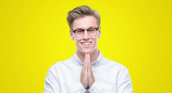 Mladý Pohledný Muž Blond Vlasy Modlí Rukama Dohromady Žádá Odpuštění — Stock fotografie