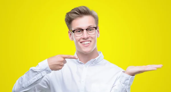 Mladý Pohledný Blondýn Ohromil Usmívá Kameru Při Prezentaci Ruku Ukazoval — Stock fotografie