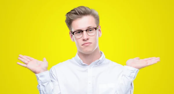Genç Yakışıklı Sarışın Adam Clueless Şaşkın Bir Ifadeyle Kollar Eller — Stok fotoğraf
